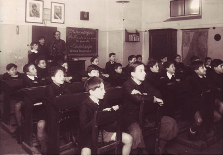 Una classe maschile assiste a una proiezione cinematografica negli anni Trenta